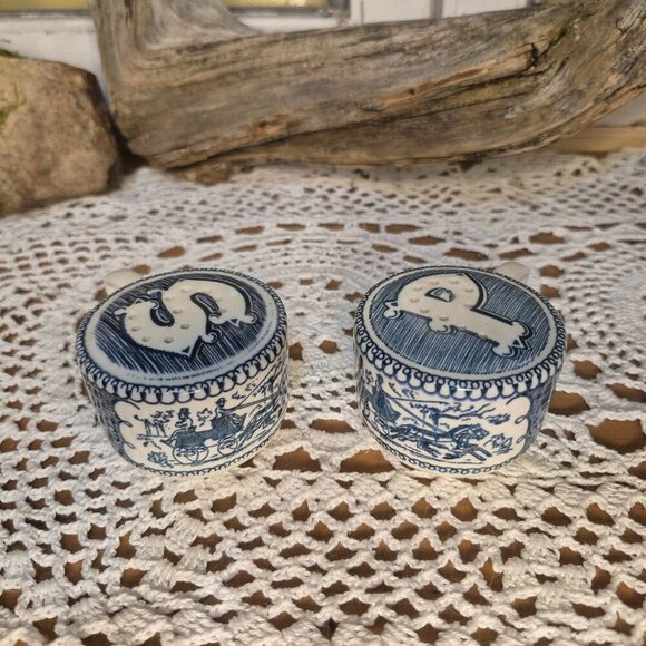 Vintage Salt & Pepper Shakers - Picture 4 of 12